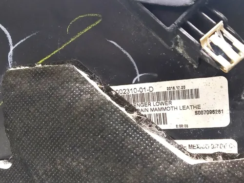 中心面板覆盖右下方 NAPPA GRAIN MAMMOTH LEATHE (LTHR BLK) 有损坏 Tesla Model S、Model S REST、Model X 1002310-01-E