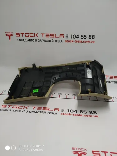 26 Acabamento decorativo sob o volante esquerdo Pur Mojave (COURO BEIGE) Tesla modelo S 1002405-03-H