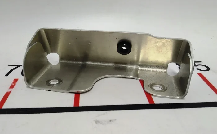 19 Кронштейн карти двері задньої правої металевий Tesla model S, model S REST 1003140-00-B