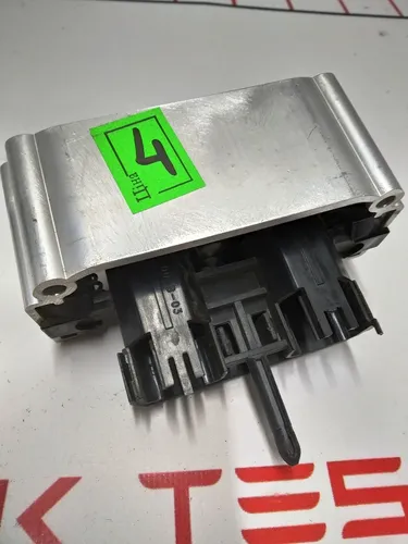 1003311-00-B-03 Skyddshållare för lågspänningskontakten på högspänningsbatteriaggregatet för Tesla Model S. En av komponenterna i elektronisk utrustning för en populär bil från USA. Ger oavbruten och pålitlig drift av huvudbatteriet. Högspänningsbatteri l