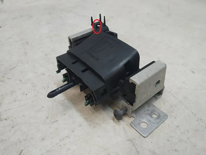 Kryt-pojistka nízkonapěťového konektoru vysokonapěťové baterie s poškozením Tesla Model S REST, Model X 1003311-00-C-01