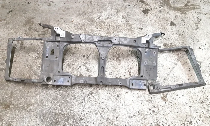 1 Панель радіаторів (телевізор) метал RWD з пошкодженням Tesla model S 1005536-00-J