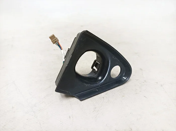 Montážní zásuvka poklopu nabíjecího portu pod magnetem s poškozením Tesla model S 1005613-00-E