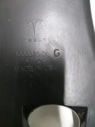 Накладка багажного отвору зовнішня права Tesla model S, model S REST 1021438-00-D