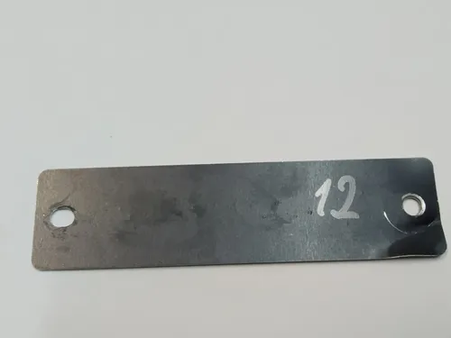 挡风玻璃下方的 VIN 铭牌 Tesla 型号 S REST 75 1006865-00-C