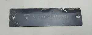 Табличка з VIN кодом під лобовим склом Tesla model S 60 1006865-00-C