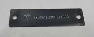 1006865-00-C v VIN targhetta sotto il parabrezza Tesla modello S REST 75D 1006865-00-C