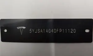 Табличка з VIN кодом під лобовим склом Tesla model S 60 1006865-00-C
