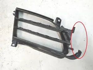 손상된 활성 오른쪽 그로밋 본체(모듈 및 크롬 트림 제외) Tesla Model S 1007269-00-F