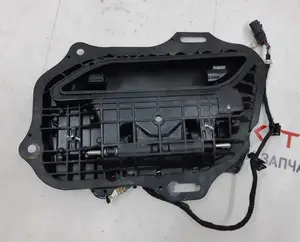 1007375-01-L Yttre bakre vänstra handtag för Tesla Model S. Detta är en viktig komponent som ger enkel åtkomst till amerikansk tillverkade fordon. Det vänstra bakre yttre dörrhandtagsaggregatet på Tesla Model S är smart utformat. Mekanismen är mycket till
