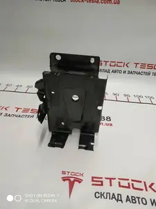 4 Нижнє кріплення АКБ Tesla model S 1007556-00-C