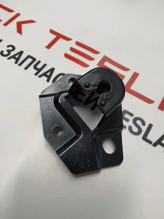 Кронштейн карти дверей передньої лівої Tesla model S 1008403-00-B