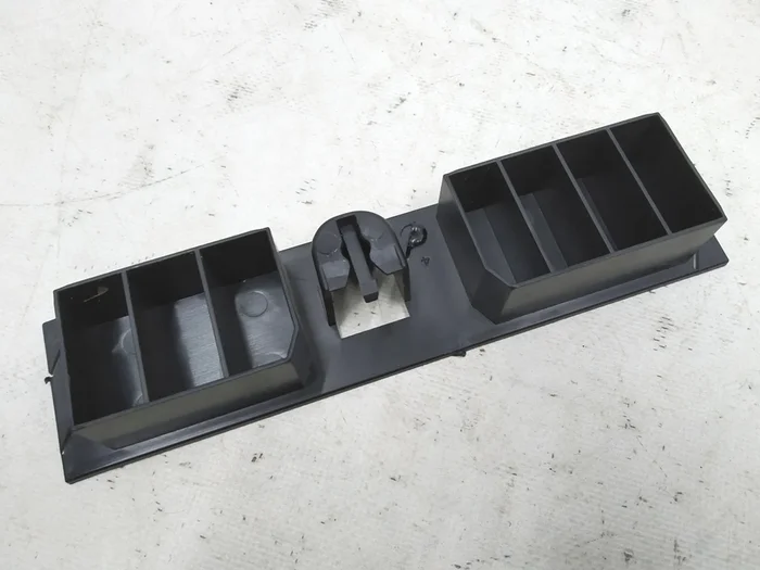 Držák pro upevnění vnitřního obložení Tesla model S 1008718-07-B