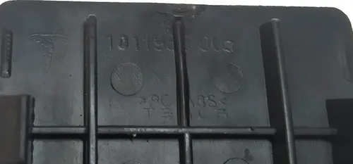 Zástrčka pro obložení víka zavazadlového prostoru Tesla Model S, Model S REST 1011955-00-D