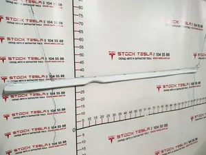 Lišta prahu pravá dekorativní (plastová) PBCW Tesla model S, model S REST 1012217-00-G