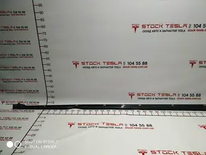 6 1012217-00-FZ Listello decorativo destro (plastica) per Tesla Model S. Un elemento del rivestimento esterno della carrozzeria di una popolare auto elettrica degli Stati Uniti d'America. Serve come funzione decorativa e migliora l'aspetto spettac