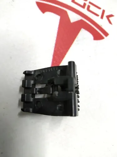 4 Tesla Model X S REST 1013417-00-B 行李箱盖释放按钮紧固