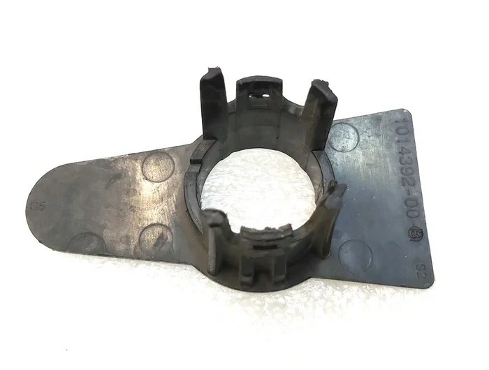 Кронштейн кріплення парктроніка S2/S5 Tesla model S 1048517-00-B