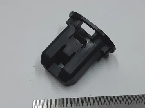 10 Засувка кріплення спинки сидінь 2-го ряду Tesla model S, model S REST 1016824-00-A