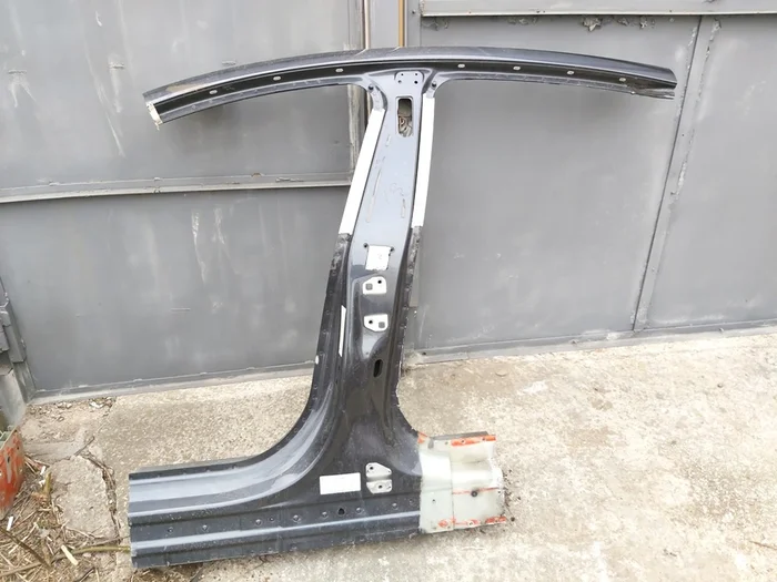 8 左侧 B 柱的车身面板（中间），完整的门槛和全景车顶面板，带有填充物 Tesla 型号 S REST，型号 S 1024206-S0-B