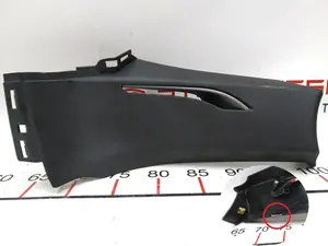 20 Kryt bezpečnostního pásu na sloupek C vlevo s poškozením Tesla model S REST 1024730-00-C