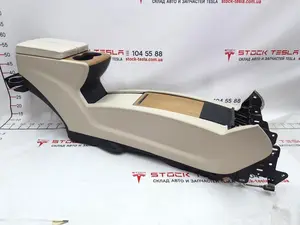1 1026730-00-E z Podłokietnik konsoli środkowej beżowa skóra, uchwyt na kubek teksturowane drewno Tesla model X, model S REST 1026728-S0-E