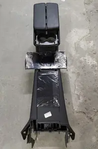 1 Montaż konsoli środkowej Podłokietnik z czarnej skóry Dekor DARK ASH GRAPH Tesla model X 1026728-S0-E