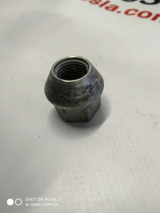 8 Dado ruota M14x1,5 PC10 Tesla tutti i modelli 1027002-00-B