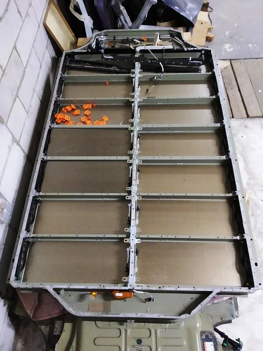 Skříň hlavní baterie 85 KWH s chladicími trubkami a napájecí sběrnicí Tesla model S, model S REST 1028600-00-W