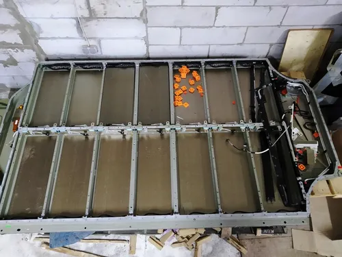 Skříň hlavní baterie 85 KWH s chladicími trubkami a napájecí sběrnicí Tesla model S, model S REST 1028600-00-W