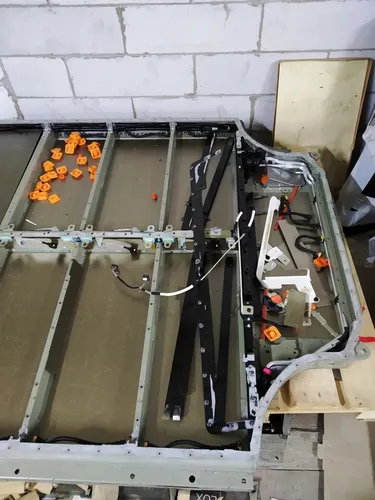 Skříň hlavní baterie 85 KWH s chladicími trubkami a napájecí sběrnicí Tesla model S, model S REST 1028600-00-W