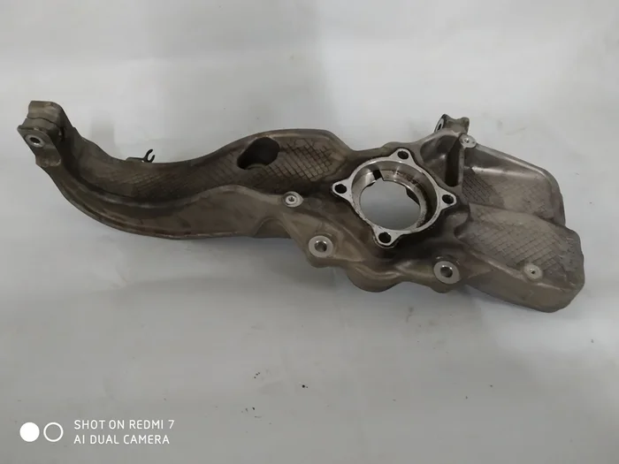 Кулак поворотний передній правий AWD Tesla model S 1030606-00-D