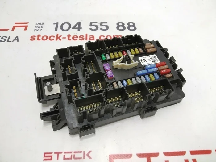 Tesla Model S indvendig sikringsboks, Model S REST 1034409-00-A