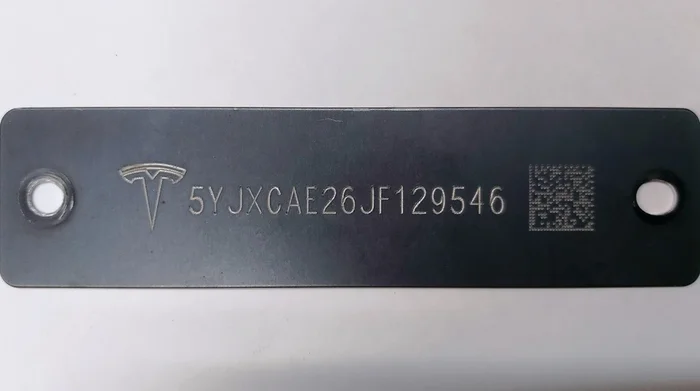 Schild mit Fahrgestellnummer unter der Windschutzscheibe Tesla Modell X 90 D 1035217-S0-A