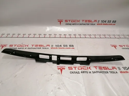 2 Кронштейн підсвічування номер і хром. накладки кришки багажника Tesla model X 1046925-00-E