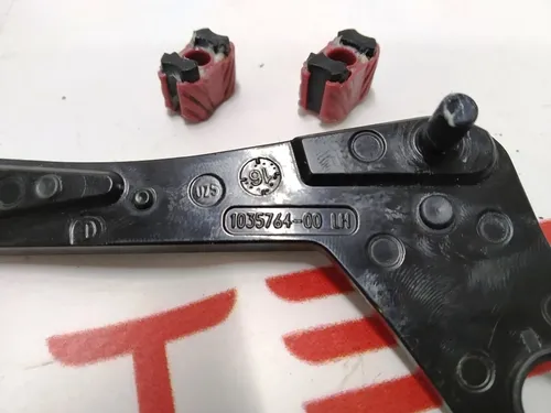 Držák vedení levého předního střešního okna Tesla model S REST 1035764-00-D