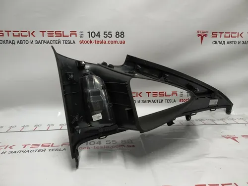 Obložení sloupku Ze 3. řady sedadel, vlevo nahoře ULTRASUEDE BLK Tesla model X 1035957-06-E