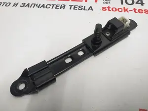 Кронштейн кріплення ременя безпеки 1го ряду сидінь Tesla model X 1036735-00-C