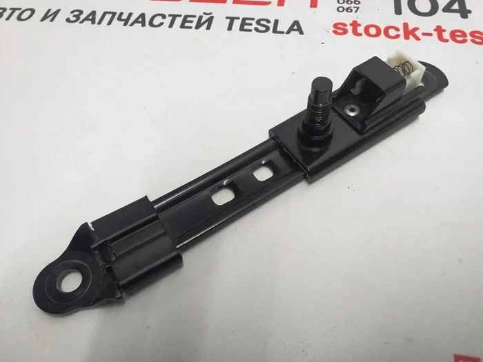 Кронштейн кріплення ременя безпеки 1го ряду сидінь Tesla model X 1036735-00-C