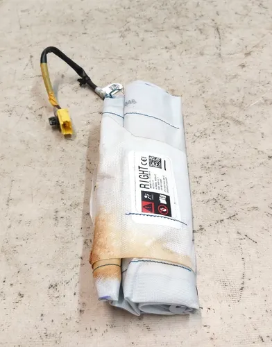 Подушка безпеки сидіння 2-го ряду права зі слідами окислення Tesla model X 1037582-00-E