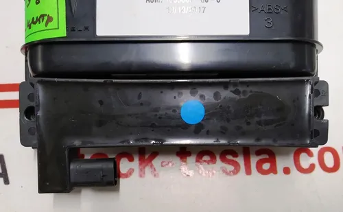 1 Антена бездротового ключа Tesla Model X 1043129-00-B