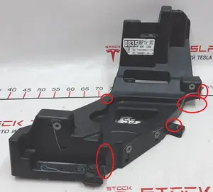 Кронштейн головної лівої фари (шахта) з пошкодженням Tesla model X 1043357-00-F