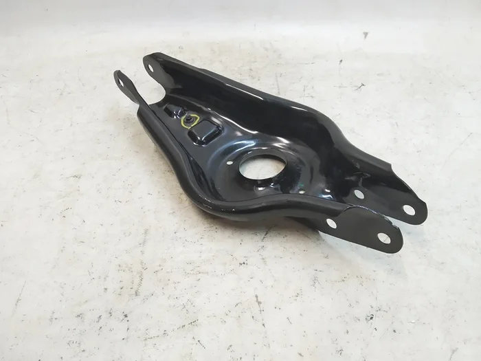 Bakre nedre fjäderarm med skada Tesla modell 3, modell Y 1044451-00-F