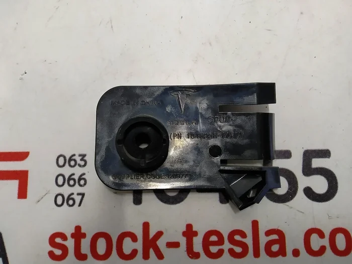 4 Кронштейн кріплення передньої фари лівої (адаптер зовнішній) Tesla Model X 1046958-00-D