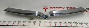 Ozdobná lišta ve tvaru V na přední mřížku, chrom (pták) (poškozená) Tesla model X 1047022-00-D