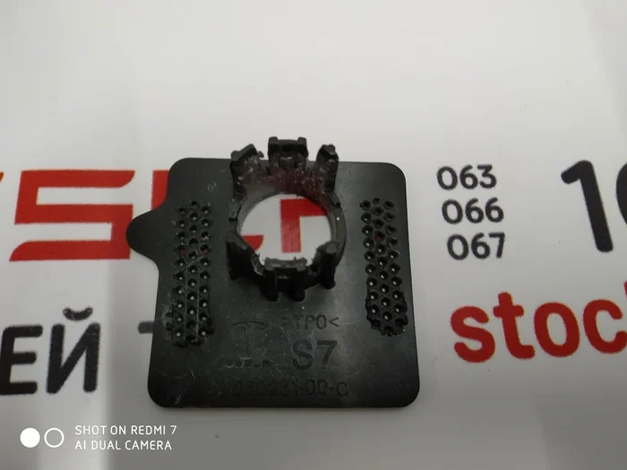 7 Staffa di montaggio per sensori di parcheggio S7 Tesla modello S 1048522-00-B