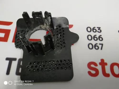 8 Кронштейн кріплення парктроніка S8 Tesla model S 1048523-00-B