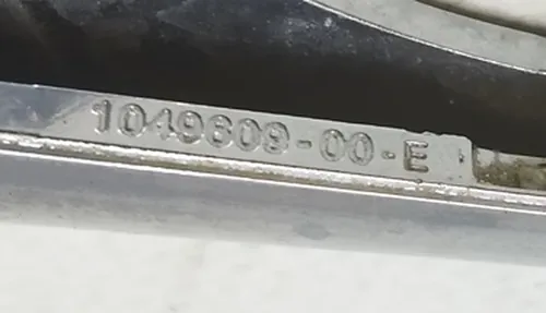 작은 구멍 오버레이 왼쪽 상단 크롬(손상) Tesla Model X 1049609-00-F