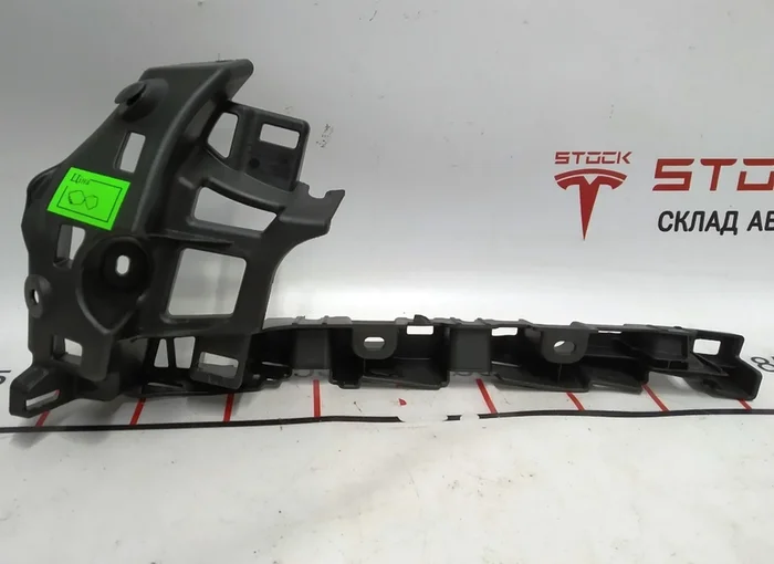 6 Držák obložení B sloupku vlevo nahoře Tesla Model X 1056079-00-E