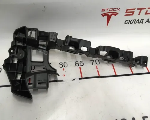 6 Držák obložení B sloupku vlevo nahoře Tesla Model X 1056079-00-E